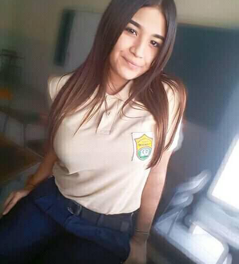 PACK DE COLEGIALA MOSTRANDO TETAS