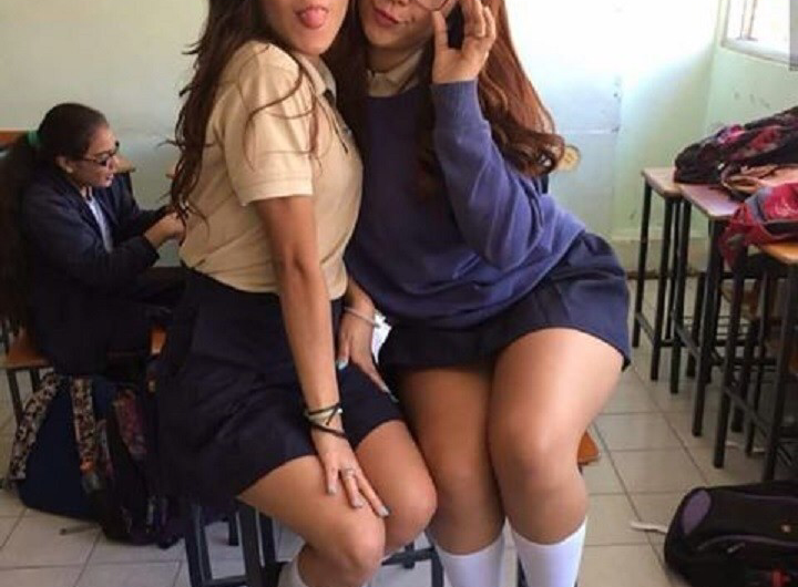 PACK XXX DE DOS RICAS COLEGIALAS MOSTRANDO SU CUERPO